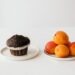 čokoládový muffin a broskyne naservírvané na bielom taniery, muffiny recept