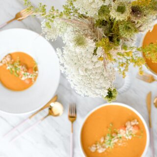 Studená polievka servírovaná s jedlými kvetmi. Letné recepty do horúčav. Ľahké recepty.