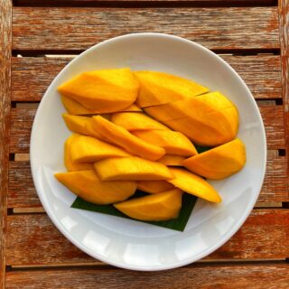 ovocie mango, mango recepty. Mango nakrájané na väčšie kusy na bielom tanieri